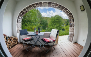 Blick aus dem Schöafzimmer auf die Loggia und den Garten © Ferienwohnung Villa Frübing